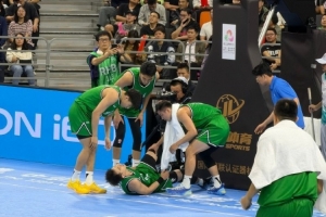 望無大礙！趙繼偉遭遇大腿拉傷 被攙扶回更衣室