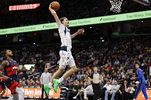 這天賦！弗拉格從天而降欲補(bǔ)扣遭犯規(guī) 雄鹿選擇挑戰(zhàn)但未能成功