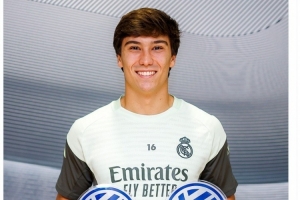 恭喜！貢薩洛-加西亞領取上賽季西協(xié)甲最佳射手、最佳球員獎杯