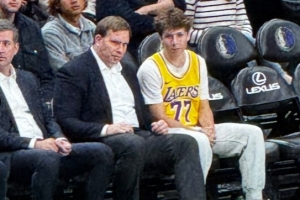 身穿東契奇湖人球衣男孩曾對獨(dú)行俠老板豎中指 今天又坐其身邊