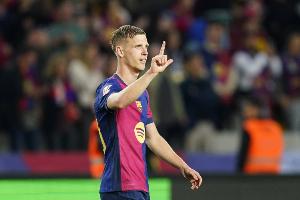 每體：奧爾莫是巴薩新的中場多面手，他可以出任雙后腰靠前的位置