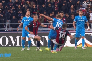 羅基：霍伊倫肘擊應該吃紅牌，但弗格森掩面的夸張反應影響了判罰