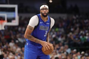 合同剩3年約1.7537億~名記：獨(dú)行俠未來(lái)數(shù)月或評(píng)估濃眉的交易市場(chǎng)