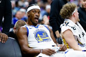 路走寬了！巴特勒籃下給球隊(duì)老大波杰姆斯基讓籃板