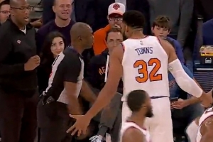 心態(tài)略崩？魔術(shù)反擊時(shí)唐斯無(wú)球推倒艾薩克 裁判直接吹罰進(jìn)攻犯規(guī)