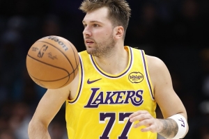 Skip：東契奇場均投12三分&命中率32% 上半場6中1&但誰在意呢？