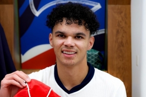 奧賴?yán)涎萦⒏裉m隊(duì)首秀，賽后斯通斯為他頒發(fā)紀(jì)念帽子