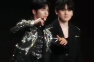 看得出來很局促了微博之夜JKL面對表演 想模仿有點(diǎn)手足無措