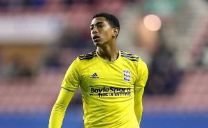 前隊(duì)友稱贊貝林厄姆：他曾穿襠隊(duì)友后被放倒，但他爬起來(lái)又做一次