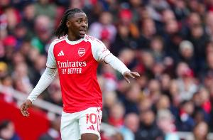 埃澤國(guó)家隊(duì)生涯前3球皆為替補(bǔ)出場(chǎng)攻入，英格蘭隊(duì)史第二人