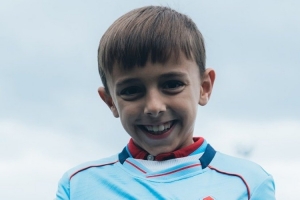 小球迷親吻塞爾塔隊徽回應(yīng)亞馬爾，俱樂部邀請他與阿斯帕斯見面