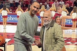 被解雇后首次亮相！尼科·哈里森現(xiàn)身阿肯色州 觀戰(zhàn)NCAA比賽