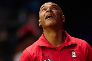 寶刀不老卡福國(guó)王聯(lián)賽場(chǎng)邊秀花式顛球