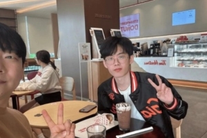 F開頭R結(jié)尾！ShadowCrop曬出與Fisher合照 疑似已找到工作