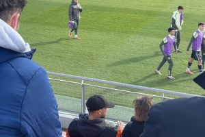 回來看看！阿扎爾現(xiàn)場觀看皇馬梯隊比賽