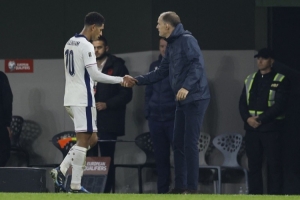 貝林厄姆半場和對手換球衣！球迷吐槽：他以為自己是超級巨星