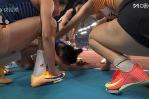 太不容易了！34歲老將韋永麗全運(yùn)會(huì)女子100米摘銀，跪地痛哭