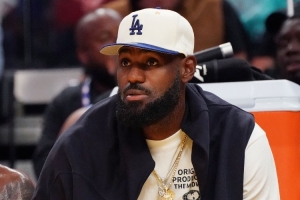 馬?。赫材匪够貧w湖人要適當減少球權(quán) 雖41歲但還是要從防守做起