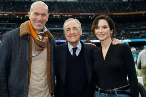 NFL西班牙首演！弗洛倫蒂諾、齊達(dá)內(nèi)賽前現(xiàn)身伯納烏現(xiàn)場(chǎng)