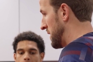 恭喜！寬薩完成英格蘭隊首秀，隊長凱恩為他頒發(fā)紀念帽子