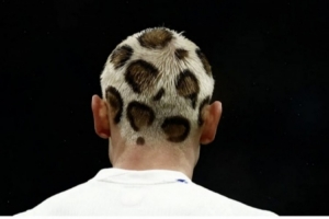 豹紋頭登場(chǎng)！挪威后衛(wèi)萊爾森昨晚世預(yù)賽的豹紋新發(fā)色奪人眼球