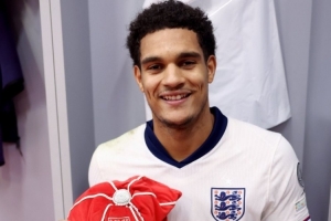 上演首秀！寬薩是英格蘭隊史第1297位出場球員，賽后獲贈紀念帽子