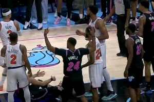 相當(dāng)極限！唐斯關(guān)鍵拋投被韋爾大帽扇出 裁判回看是好帽！