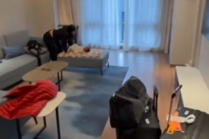 租金多少？杰曼曬首鋼為他全家準(zhǔn)備的公寓：兩室兩廳兩衛(wèi)開放廚房