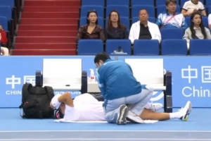 全運會網(wǎng)球男單1/4決賽：商竣程一度申請醫(yī)療暫停，首盤3-6小布
