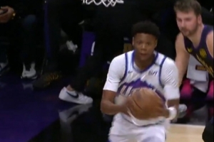 貝利一步過掉東契奇雙手暴扣！美媒：077直接目送對手扣籃