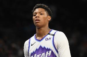 天賦在線！5號秀貝利借掩護(hù)卷切內(nèi)線 接球轉(zhuǎn)身直接雙手暴扣！