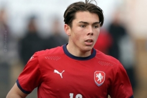 布馮兒子連續(xù)兩場(chǎng)戴帽！隊(duì)報(bào)稱贊：或許比薩該給他更多機(jī)會(huì)