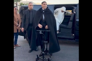 腳踝受傷，阿什拉夫騎特制滑板車出席非洲足球聯(lián)合會(huì)頒獎(jiǎng)典禮