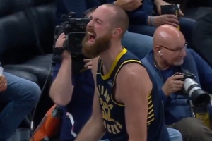 技驚四座！赫夫虛晃后突破 直接單臂滑翔隔扣卡爾克布倫納！