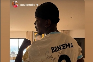 博格巴社媒曬身穿本澤馬簽名球衣照片，本澤馬轉(zhuǎn)發(fā)動態(tài)