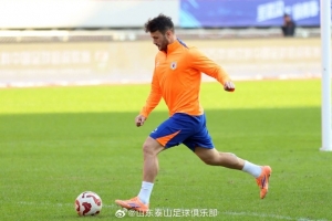 11月21日下午，山東泰山隊在武漢體育中心體育場進行賽前踩場訓練