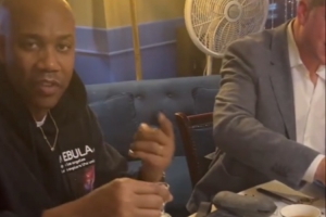 喝！馬布里請(qǐng)尼克斯工作人員喝茅臺(tái)：先干三杯后打圈沒(méi)毛病