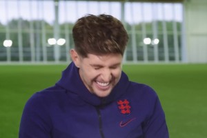 知名節(jié)目！斯通斯21年做客節(jié)目炸雞店約會(huì)：尬聊天花板！