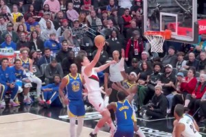 太帥楊瀚森假投點飛霍福德！直殺籃下高舉高打放進攤手慶祝！