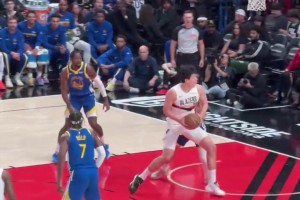 今日首球楊瀚森錯位背打頂開波杰！迎著庫明加自投自搶補進！