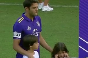 那一天，卡卡結(jié)束了自己 16 年的傳奇生涯，依依不舍地告別了足球