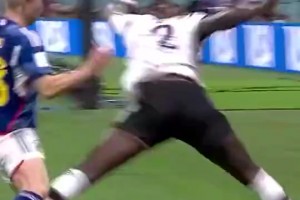 1-0！梅西推射擊中橫梁彈出，麥卡利斯特跟進(jìn)搶點(diǎn)破門！