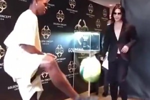 維尼修斯當年點名要牛郎陪侍！和日本第一牛郎顛球互動