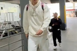 主場再戰(zhàn)勇士！楊瀚森與隊友們先后抵達球館~還是粉色小書包