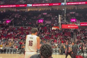 天道酬勤！對陣勇士中場，球迷拍到楊瀚森提前回場熱身找三分手感