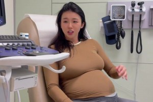 張曼源完成第一次孕晚期產(chǎn)檢 體重飆升至160斤?。?9磅）