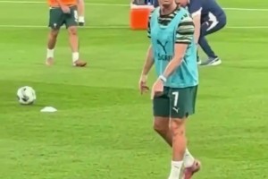 有難度的！熱身時(shí)C羅向球迷展示高空停球，穩(wěn)穩(wěn)停下 小裝一波