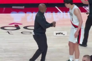 英語有長進??！比盧普斯暫停單獨指導，楊瀚森與其交流&點頭附和