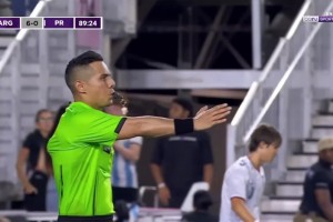 閑庭信步的優(yōu)雅球王！馬拉多納一己之力撕裂防線集錦！