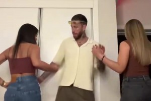 拉莫斯你好騷呀~沒(méi)想到你小子竟然和倆美女一起跳小舞~